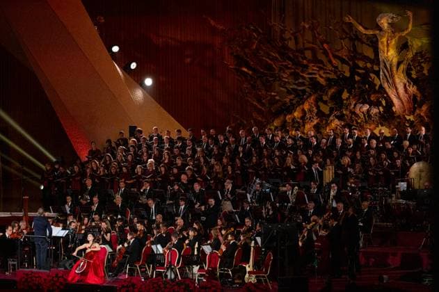 Entertainment Themen der Woche KW49 Vatican s Concert With The Poor Cellist Tina Guo performs during the Vatican s Concert With The Poor at the Paul VI Hall in Vatican City, Vatican, on December 7, 2024. Vatican City Vatican  Copyright: xMassimoxValicchiax originalFilename: valicchia-notitle241207_npcB9.jpg
