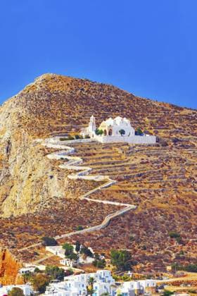 Blick auf die Kirche Panagia Kimissis, die auf einer Klippe über dem Meer erbaut wurde, Chora, Insel Folegandros, Kykladeninseln, Griechenland, Europa View of Panagia Kimissis church built on a cliff above the sea, Chora, Folegandros Island, Cyclades Islands, Greece, Europe Copyright: imageBROKER MarcoxSimoni iblsim11905863.jpg