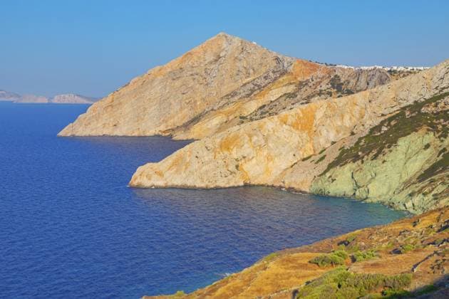 Blick auf die Küste der Insel Folegandros mit ihren bunten Felsen, Chora, Insel Folegandros, Kykladeninseln, Griechenland, Europa View of Folegandros Island multicolored rocks coastline, Chora, Folegandros Island, Cyclades Islands, Greece, Europe Copyright: imageBROKER MarcoxSimoni iblsim11905865.jpg