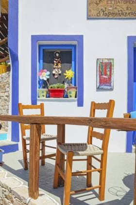 Straßencafé, Agali, Insel Folegandros, Kykladen, Griechenland, Europa Outdoor cafe, Agali, Folegandros Island, Cyclades Islands, Greece, Europe Copyright: imageBROKER MarcoxSimoni iblsim11905883.jpg