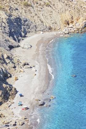 Strand von Katergo, Insel Folegandros, Kykladeninseln, Griechenland, Europa Katergo beach, Folegandros Island, Cyclades Islands, Greece, Europe Copyright: imageBROKER MarcoxSimoni iblsim11905894.jpg