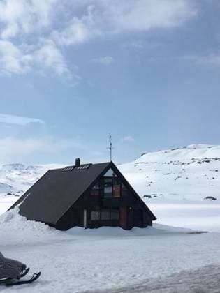 IMAGO Creative, Winter, Auf dem Land A solitary cabin in a snowy landscape with a clear blue sky and surrounding mountains. 26014679 RECORD DATE NOT STATED