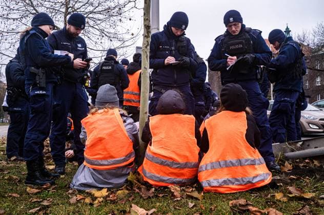 News Themen der Woche KW49 Polen, Gruppe Letzte Generation protestiert in Warschau December 8, 2024, Warsaw, Mazovia, Poland: After the blockade, the protestors are spoken to by the police offices . The Last Generation (Ostatnie Pokolenie) initiates blockades on a main trunk road in Warsaw, Wislostrada, to protest against the climate policies of Donald Tusk. The blockades on this road have continued for the past 2 weeks and are designed to raise awareness of the climate crisis through sustained, non-violent disruption. The group are demanding that the government shifts 100% of the money allocated for new expressways to regional public transport, and introduces a low-cost, 12.37 USD ticket for public transport throughout Poland. The series of road blocks take place on the week that Polish students return to school. Peopl - ZUMAs197 20241208_aaa_s197_302 Copyright: xNeilxMiltonx