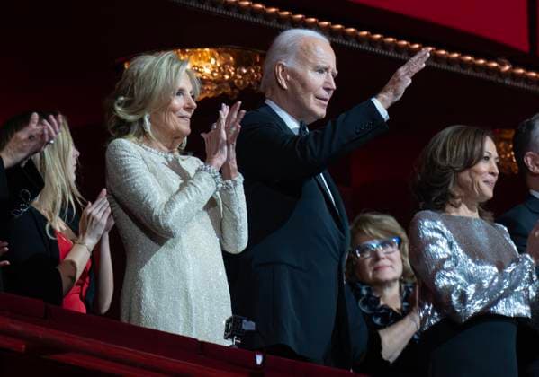News Themen der Woche KW49 Entertainment Themen der Woche KW49 News Bilder des Tages 47th Annual Kennedy Center Honors United States President Joe Biden and first lady Dr. Jill Biden acknowledge the applause as they attend the 47th Annual Kennedy Center Honors at the John F. Kennedy Center for the Performing Arts in Washington, DC on Sunday, December 8, 2024. The 2024 honorees are: acclaimed director and filmmaker Francis Ford Coppola; legendary American rock band the Grateful Dead (Mickey Hart, Bill Kreutzmann, Bobby Weir); blues rock singer-songwriter and guitarist Bonnie Raitt; jazz trumpeter, pianist, and composer Arturo Sandoval; and The Apollo, which received a special Honors as an iconic American institution. Credit: Ron Sachs Pool via CNP Washington John F. Kennedy Center for the Performing Arts District of Columb  Copyright: xPool ABACAx
