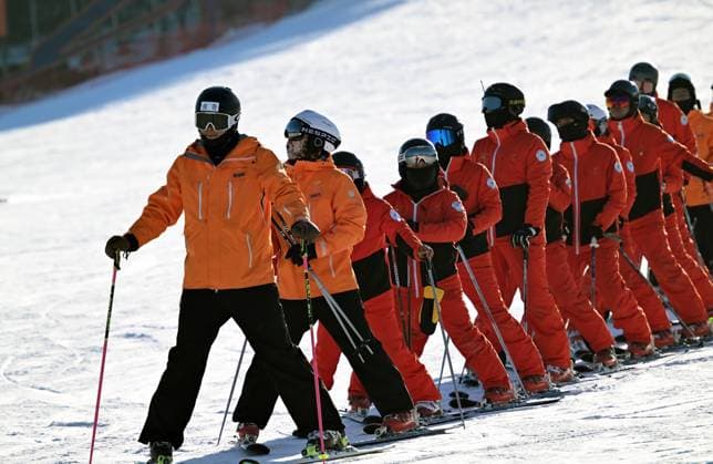 News Themen der Woche KW49 News Bilder des Tages SHENYANG, CHINA - DECEMBER 08: Skiers ski in a line on the slope as a part of activities to celebrate the start of ice and snow season on December 8, 2024 in Shenyang, Liaoning Province of China.  Copyright: xVCGx 111535389273
