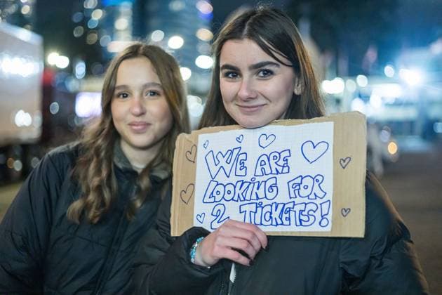 December 8, 2024, Vancouver, British Columbia, Canada: Taylor Swift Fans looking for tickets outside of BC Place Stadium in Vancouver, British Columbia before the last show of the Eras Tour Vancouver Canada - ZUMAw171 20241208_znp_w171_002 Copyright: xRyanxWalterxWagnerx