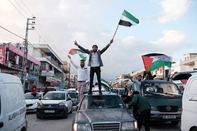 Bilder des Jahres 2024, News 12 Dezember News Themen der Woche KW49 News Bilder des Tages Syrian Opposition Celebrate The End Of Assad Regime - Lebanon After a week of rapid territorial gains by opposition rebel forces against Bashar al-Assad s regime, the Syrian community in Lebanon celebrates the final recapture of Damascus and Assad’s departure. With 1.8 million Syrians in Lebanon, including 900,000 registered refugees with UNHCR, Bar Elias in the Bekaa Valley became a hub of celebration. Crowds filled the streets, waving Palestinian and Syrian flags, crying, and sharing this historic moment. Portraits of Abu Mohammed al-Joulani were prominently displayed. Bar Elias, Bekaa, Lebanon, on December 8, 2024. Photo by Sandro Basili ABACAPRESS.COM Bar Elias Lebanon  Copyright: xBasilixSandro ABACAx