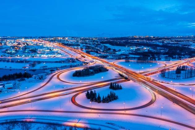 IMAGO Creative, Winter, In der Stadt A snow-covered highway illuminated by street lights, weaving thr Iceland, Reykjavíkurborg, Reykjavík R_EZDKCL241208A-1590857-01