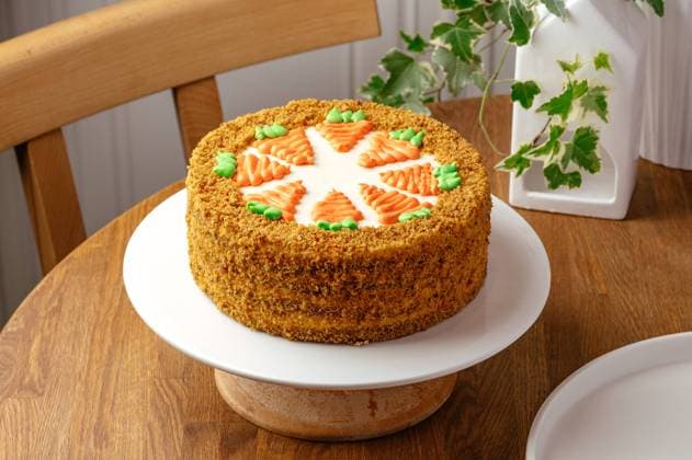a whole carrot cake with cream R_KUAL24120811-1525977-01