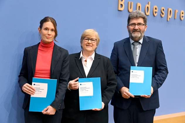 News Themen der Woche KW50 Nele Allenberg, Beate Rudolf und Michael Windfuhr bei der Bundespressekonferenz zum 9. Menschenrechtsbericht zur Entwicklung der Situation der Menschenrechte in Deutschland: Asyl Migration, Wohnungslosigkeit, Rohstoffabkommen im Haus der Bundespressekonferenz. Berlin, 09.12.2024 *** Nele Allenberg, Beate Rudolf and Michael Windfuhr at the Federal Press Conference on the 9th Human Rights Report on the development of the human rights situation in Germany Asylum Migration, homelessness, raw materials agreements in the House of the Federal Press Conference Berlin, 09 12 2024 Foto:xF.xKernx xFuturexImagex menschenrechtbericht_4211