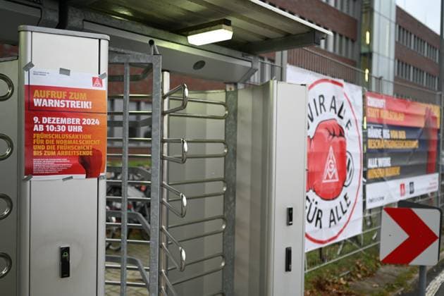 IG Metall ruft zum zweiten flächendeckenden Streik bei Volkswagen auf. Blick auf ein Drehtor am Volkswagen-Werk in Emden. Dort ist ein Plakat mit dem Streik-Aufruf angebracht. Die IG Metall fordert Lohnerhöhungen, VW will seinen Arbeitern weniger bezahlen. Nun beginnen flächendeckende Streiks an den deutschen Standorten des Autoherstellers. Emden Niedersachsen Deutschland *** IG Metall calls for second nationwide strike at Volkswagen View of a revolving gate at the Volkswagen plant in Emden A poster with the strike call is displayed there IG Metall demands wage increases, VW wants to pay its workers less Now nationwide strikes are beginning at the car manufacturers German sites Emden Lower Saxony Germany Copyright: xdiebildwerftx