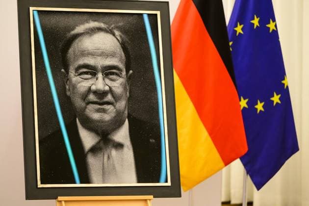Till Brönner fotografiert Armin Laschet. ** NUR FÜR REDAKTIONELLE ZWECKE ** EDITORIAL USE ONLY **<p>Der Musiker Till Brönner hat den früheren Ministerpräsidenten Armin Laschet für die Staatskanzlei fotografiert. Ministerpräsident Hendrik Wüst war bei der Enthüllung dabei. Deutschland NRW Düsseldorf Copyright: RalfxRottmann