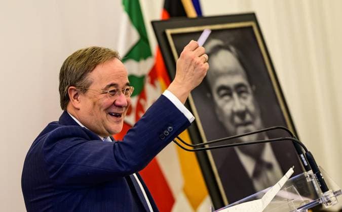 Till Brönner fotografiert Armin Laschet. ** NUR FÜR REDAKTIONELLE ZWECKE ** EDITORIAL USE ONLY **<p>Der Musiker Till Brönner hat den früheren Ministerpräsidenten Armin Laschet für die Staatskanzlei fotografiert. Ministerpräsident Hendrik Wüst war bei der Enthüllung dabei. Deutschland NRW Düsseldorf Copyright: RalfxRottmann