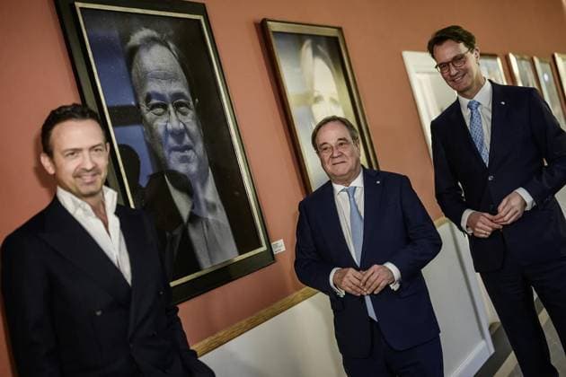 News Themen der Woche KW50 Till Brönner fotografiert Armin Laschet. ** NUR FÜR REDAKTIONELLE ZWECKE ** EDITORIAL USE ONLY **<p>Der Musiker Till Brönner hat den früheren Ministerpräsidenten Armin Laschet für die Staatskanzlei fotografiert. Ministerpräsident Hendrik Wüst war bei der Enthüllung dabei. Deutschland NRW Düsseldorf Copyright: RalfxRottmann *** Till Brönner photographs Armin Laschet FOR EDITORIAL PURPOSES ONLY EDITORIAL USE ONLY p Musician Till Brönner photographed former Minister President Armin Laschet for the State Chancellery Minister President Hendrik Wüst was present at the unveiling Germany NRW Düsseldorf Copyright RalfxRottmann Copyright: RalfxRottmann doc7yemgh5pj2o1g3s02j93 ,EDITORIAL USE ONLY