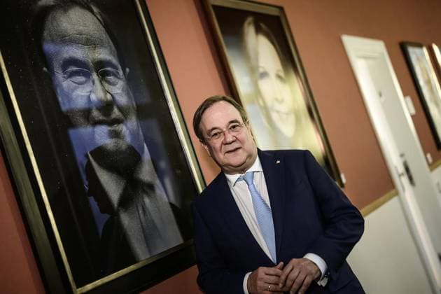 Till Brönner fotografiert Armin Laschet. ** NUR FÜR REDAKTIONELLE ZWECKE ** EDITORIAL USE ONLY **<p>Der Musiker Till Brönner hat den früheren Ministerpräsidenten Armin Laschet für die Staatskanzlei fotografiert. Ministerpräsident Hendrik Wüst war bei der Enthüllung dabei. Deutschland NRW Düsseldorf Copyright: RalfxRottmann