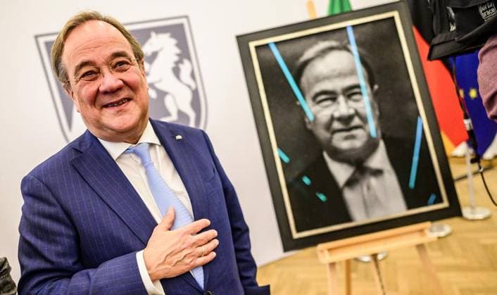 Till Brönner fotografiert Armin Laschet. ** NUR FÜR REDAKTIONELLE ZWECKE ** EDITORIAL USE ONLY **<p>Der Musiker Till Brönner hat den früheren Ministerpräsidenten Armin Laschet für die Staatskanzlei fotografiert. Ministerpräsident Hendrik Wüst war bei der Enthüllung dabei. Deutschland NRW Düsseldorf Copyright: RalfxRottmann