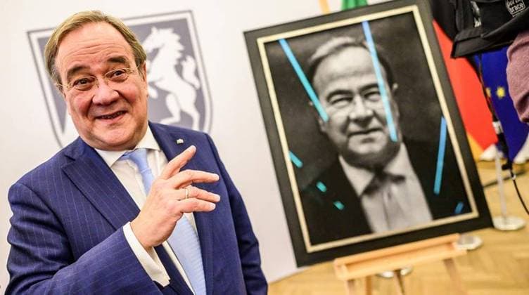 Till Brönner fotografiert Armin Laschet. ** NUR FÜR REDAKTIONELLE ZWECKE ** EDITORIAL USE ONLY **<p>Der Musiker Till Brönner hat den früheren Ministerpräsidenten Armin Laschet für die Staatskanzlei fotografiert. Ministerpräsident Hendrik Wüst war bei der Enthüllung dabei. Deutschland NRW Düsseldorf Copyright: RalfxRottmann
