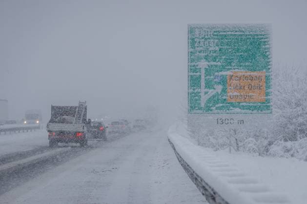 News Themen der Woche KW50 News Bilder des Tages Snow in Croatia Cars drives on the A1 highway during snowfall near Gospic, Croatia, on December 09, 2024.  ZvonimirxBarisin PIXSELL