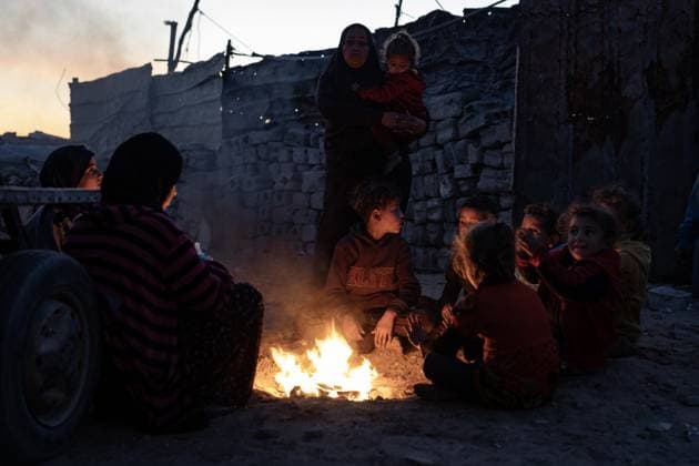 News: Bilder des Jahres 2024, News 12 Dezember News Themen der Woche KW50 News Bilder des Tages December 9, 2024, Gaza, Gaza, Palestine: Palestinian children light a fire to escape the cold of the tents in one of the displacement camps in Khan Yunis, south of the Gaza Strip, on December 9, 2024. Gaza Palestine - ZUMAa249 20241209_znp_a249_004 Copyright: xSaherxAlghorrax