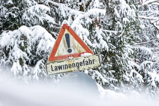 Winter in Oberstdorf Lawinengefahr steht auf einem Schild Oberstdorf., Oberstdorf Bayern Deutschland *** Winter in Oberstdorf Avalanche danger is written on a sign Oberstdorf , Oberstdorf Bavaria Germany