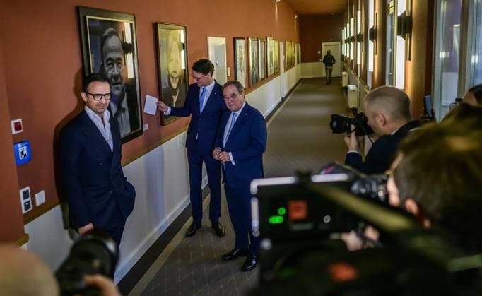 Till Brönner fotografiert Armin Laschet. ** NUR FÜR REDAKTIONELLE ZWECKE ** EDITORIAL USE ONLY **<p>Der Musiker Till Brönner hat den früheren Ministerpräsidenten Armin Laschet für die Staatskanzlei fotografiert. Ministerpräsident Hendrik Wüst war bei der Enthüllung dabei. Deutschland NRW Düsseldorf Copyright: RalfxRottmann