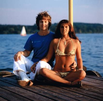 Archivbilder der Woche KW50 Christian Anders und Jolanda Egger Sänger und Schauspieler Christian Anders mit der Schweizer Schauspielerin Jolanda Egger, sie ist seine Filmpartnerin im Action Film: In den Klauen des C.I.A., aka In the Claws of CIA, gedreht in 1981, Bild: Christian Anders und Jolanda Egger bei Fotoaufnahmen in Berlin am Wannsee (?), circa 1982., Berlin Deutschland Copyright: UnitedxArchivexHelmutxReiss REI_830003541 EDITORIAL USE ONLY