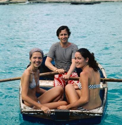 Archivbilder der Woche KW50 Michael Holm auf Reisen Michael Holm - Reise nach Südamerika (Barbados ?) circa 1978, Bild: Michael Holm mit zwei netten Mädchen im Ruderboot., Venezuela Copyright: UnitedxArchivexHelmutxReiss REI_830003555 EDITORIAL USE ONLY