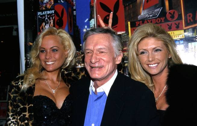 Archivbilder der Woche KW50 Feb. 11, 1999 - K14740NP 02 11 99.HUG HEFNER SIGNS COPIES OF INSIDE THE PLAYBOY MANSION .AT BRENTANO S BOOKSTORE IN CENTURY CITY, CA. .(LEFT) MANDY (RIGHT) BRANDE Hollywood USA  - ZUMAg49_ 19990211_pj1_g107_020 Copyright: xNinaxPrommerx