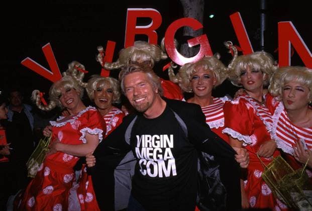 Archivbilder der Woche KW50 May 11, 1999 - K15660NP 05 11 99.VIRGINMEGA.COM LAUNCH PARTY AT THE.EL CAPITAN THEATRE IN HOLLYWOOD, CA..RICHARD BRANSON IS SURRONDED B VIRGIN DRAG QUEENS. Hollywood USA - ZUMAg49_ 19990511_pj1_g107_012 Copyright: xNinaxPrommerx