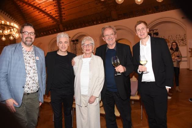 Andre Hartmann Saenger Kabarettist Musiker Michael Mittermeier Kabarettist Renate Kuester Hildebrandt Kabarettistin Christian Ude OB a.D Till Reiners Kabarettist Dieter-Hildebrandt-Preises Traeger 2024 Muenchen 09 12.2024 Alter Rathaussaal Verleihung des Dieter-Hildebrandt-Preises 2024 an Till Reiners durch Stadtdirektor Marek Wiechers Laudatiorin Eva Schulz, Muenchen