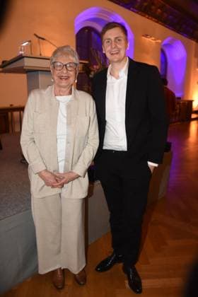 Renate Kuester Hildebrandt Kabarettistin Till Reiners Kabarettist Dieter-Hildebrandt-Preises Traeger 2024 Muenchen 09 12.2024 Alter Rathaussaal Verleihung des Dieter-Hildebrandt-Preises 2024 an Till Reiners durch Stadtdirektor Marek Wiechers Laudatiorin Eva Schulz, Muenchen