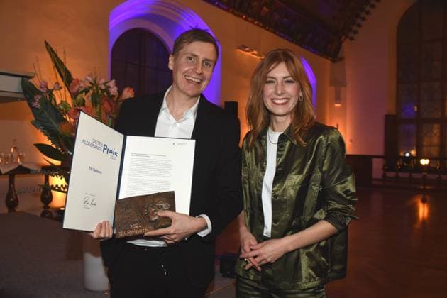Till Reiners Kabarettist Dieter-Hildebrandt-Preises Traeger 2024 Eva Schulz Laudatorin Muenchen 09 12.2024 Alter Rathaussaal Verleihung des Dieter-Hildebrandt-Preises 2024 an Till Reiners durch Stadtdirektor Marek Wiechers Laudatiorin Eva Schulz, Muenchen
