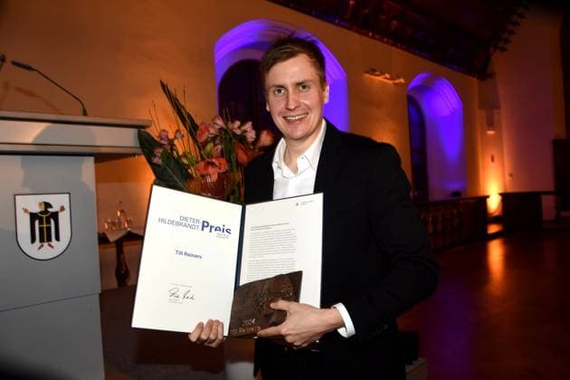 Till Reiners Kabarettist Dieter-Hildebrandt-Preises Traeger 2024 Muenchen 09 12.2024 Alter Rathaussaal Verleihung des Dieter-Hildebrandt-Preises 2024 an Till Reiners durch Stadtdirektor Marek Wiechers Laudatiorin Eva Schulz, Muenchen