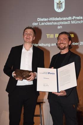 Till Reiners Kabarettist Dieter-Hildebrandt-Preises Traeger 2024 Marek Wiechers Stadtdirektor Muenchen 09 12.2024 Alter Rathaussaal Verleihung des Dieter-Hildebrandt-Preises 2024 an Till Reiners durch Stadtdirektor Marek Wiechers Laudatiorin Eva Schulz, Muenchen