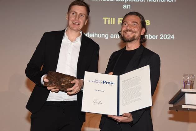 Till Reiners Kabarettist Dieter-Hildebrandt-Preises Traeger 2024 Marek Wiechers Stadtdirektor Muenchen 09 12.2024 Alter Rathaussaal Verleihung des Dieter-Hildebrandt-Preises 2024 an Till Reiners durch Stadtdirektor Marek Wiechers Laudatiorin Eva Schulz, Muenchen