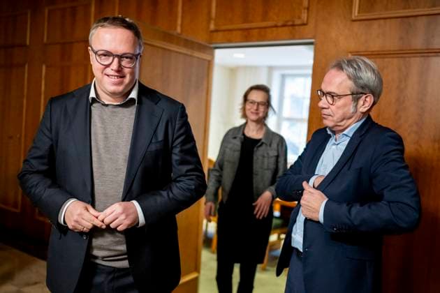 News: Bilder des Jahres 2024, News 12 Dezember News Themen der Woche KW50 News Bilder des Tages Thüringer Brombeerparteien treffen Die Linke 10 12 2024 - Erfurt: Der Vorsitzende der Thüringer CDU-Landtagsfraktion, Mario Voigt (CDU), der geschäftsführende Thüringer Minister für Inneres und Kommunales, Georg Maier (SPD), und die Vorsitzende des Landesverbands Thüringen des Bündnis Sahra Wagenknecht, Katja Wolf (BSW), kommen aus dem Besprechungsraum. Die Parteien der Thüringer Brombeere, CDU, SPD und BSW, trafen sich zu Gesprächen am 10. Dezember 2024 im Thüringer Landtag im Vorfeld der Ministerpräsidentenwahl. _________________ *** Thuringian blackberry parties meet The Left 10 12 2024 Erfurt The chairman of the Thuringian CDU state parliamentary group, Mario Voigt CDU , the acting Thuringian Minister of the Interior and