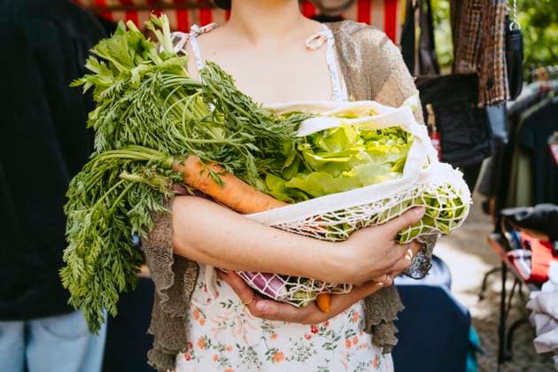 Woman shopping for fresh vegetables at a local market. model released, Symbolfoto property released, WESTF25742