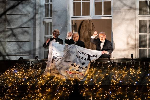 Nobel Peace Prize 2024: Torchlight procession Oslo 20241210. From left: Toshiyuki Mimaki, Terumi Tanaka and Shigemitsu Tanaka from the Japanese organization Nihon Hidankyo, who is this year s Nobel Peace Prize winner, look at the torch train from the balcony of the Grand Hotel in Oslo, Tuesday. Photo: Thomas Fure NTB Oslo Norway 9bkdZp36apU EDITORIAL USE ONLY Ref:_POL9bkdZp36apU.jpg *** Nobel Peace Prize 2024 Torchlight procession Oslo 20241210 From left Toshiyuki Mimaki, Terumi Tanaka and Shigemitsu Tanaka from the Japanese organization Nihon Hidankyo, who is this year s Nobel Peace Prize winner, look at the torch train from the balcony of the Grand Hotel in Oslo, Tuesday Photo Thomas Fure NTB Oslo Norway 9bkdZp36apU EDITORIAL USE ONLY  Copyright: xThomasxFurex xNTBx