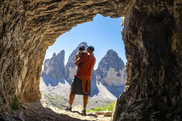 Vater hält seinen Sohn und bewundert bei einer Sommerwanderung die Dolomiten, die Tre Cime di Lavaredo, von einer Tre Cime Höhle aus Father holding his son admiring the tre cime di lavaredo, dolomites, from a Tre Cime Cave during a summer hike Copyright: imageBROKER UnaixHuizi ibxuhu11903195.jpg ,model released, Symbolfoto ,property released
