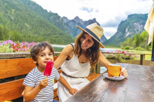 Mutter und Sohn genießen eine Brotzeit am See vor einer malerischen Bergkulisse in den Dolomiten Mother and son enjoying a lakeside snack with a picturesque mountain backdrop in the dolomites Copyright: imageBROKER UnaixHuizi ibxuhu11903513.jpg ,model released, Symbolfoto ,property released