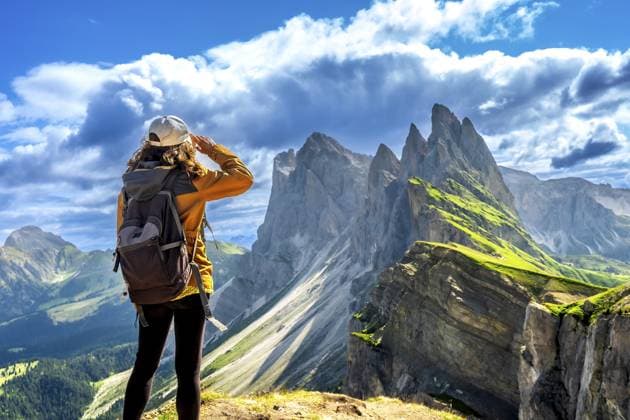 Wanderin, die ihre Augen abschirmt, während sie die atemberaubende Aussicht auf die Geislergruppe in den Dolomiten, Italien, an einem sonnigen Sommertag genießt, Europa Hiker shielding her eyes while enjoying the breathtaking view of the odle mountain range in the dolomites, italy, during a sunny summer day Copyright: imageBROKER UnaixHuizi ibxuhu11903672.jpg ,model released, Symbolfoto ,property released