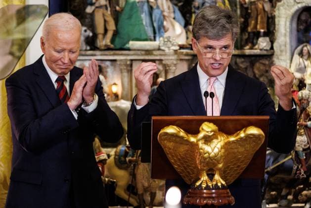 News Themen der Woche KW50 News Bilder des Tages Tim Shriver, Chairman of the Board of the Special Olympics, speaks alongside President Joe Biden at a Christmas for All Dinner in Celebration of Unity, America, and Special Olympics in the East Room of the White House on Tuesday, December 10, 2024 in Washington, DC.  WAX20241210257 SamuelxCorum