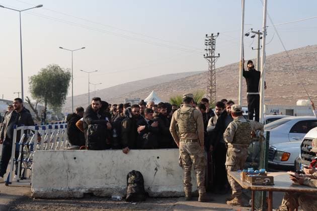 News Themen der Woche KW50 News Bilder des Tages (241210) -- HATAY (T?RKIYE), Dec. 10, 2024 -- Syrian people wait to enter Syria from T¨¹rkiye at the Cilvegozu Border Gate in Reyhanli district of Hatay, T¨¹rkiye, on Dec. 10, 2024. Since early Monday, refugees have been lining up at the Cilvegozu Border Gate in Reyhanli district, completing customs procedures to return. Turkish Interior Minister Ali Yerlikaya said a registered appointment system for exit procedures is being implemented. ( Handout via Xinhua) T?RKIYE-HATAY-SYRIANS-RETURNING MustafaxKaya 