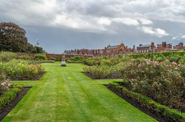 MOLESEY, UNITED KINGDOM - OCTOBER 9, 2014: Gardens at Hampton Co, MOLESEY, UNITED KINGDOM - OCTOBER 9, 2014: Gardens at Hampton Court Palace, a royal palace in the London Borough of Richmond upon Thames, managed by Historic Royal Palaces, MOLESEY, UNITED KINGDOM - OCTOBER 9, 2014: Gardens at Hampton Court Palace, a royal palace in the London Borough of Richmond upon Thames, managed by Historic Royal Palaces, 30.11.2024, Copyright: xvalilungx Panthermedia38384664.jpg
