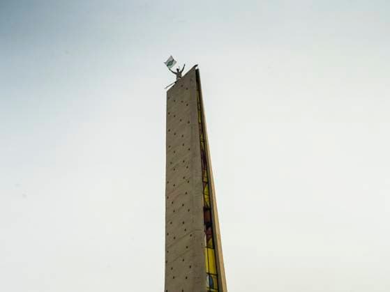 News Themen der Woche KW50 News Bilder des Tages Syria After Assad Rule A man flies the flag of Hayat Tahrir al-Sham as people gathered on the Umayyad Square to celebrate the end of the 54 year Assad family rule. December 10 2024. Damascus Dimashq Syria Copyright: xNaelxChahinex