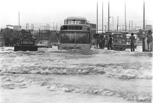 Archivbilder der Woche KW50 Vehicles running on flooded Kun Tong road in Kwun Tong after Typhoon Ellen hit Hong Kong hard. 25AUG76 Hong Kong HONG KO Vehicles running on flooded Kun Tong road in Kwun Tong after Typhoon Ellen hit Hong Kong hard. 25AUG76 Hong Kong HONG KONG EDITORIAL USE ONLY  Copyright: xx MER2015112713504738 PxYxTangx scmpphotos547383 Hong Kong HONG KONG EDITORIAL USE ONLY  Copyright: xIMAGO Newscomx xSCMPx imago images 1054535752 IMAGO PxYxTangx 1054535752st