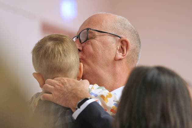 News Themen der Woche KW50 News Bilder des Tages Potsdam, Brandenburg, Deutschland, 11.12.2024: Brandenburgischer Landtag: Wahl des Ministerpräsidenten: Dietmar Woidke, SPD, nach seiner Wiederwahl mit seinem Enkel und Tochter Anne (von hinten) *** Potsdam, Brandenburg, Germany, 11 12 2024 Brandenburg State Parliament Election of Minister President Dietmar Woidke, SPD, after his re-election with his grandson and daughter Anne from behind Copyright: xdtsxNachrichtenagenturx dts_53577