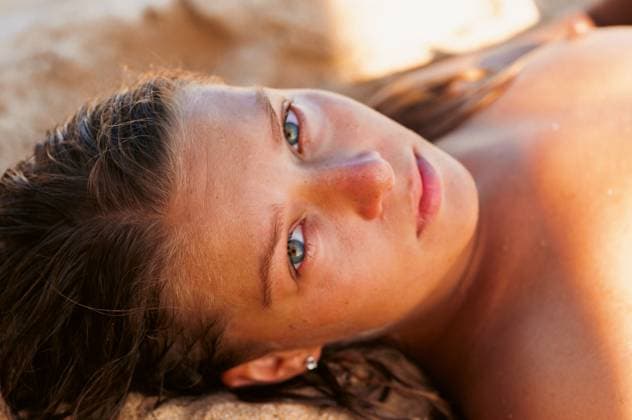 Creative Highlights Symbolfotos Young naked woman on the beach near the ocean on seashore in sunny day Kuta, Bali, Indonesia CR_YUKI241210B-1582186-01 ,model released, Symbolfoto