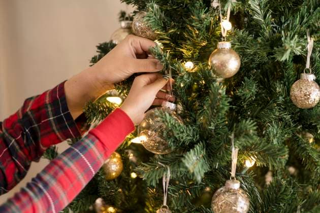 Hanging christmas ornaments on tree Napa, California, United States R_HOOX241209-1596640-01 ,model released, Symbolfoto ,property released