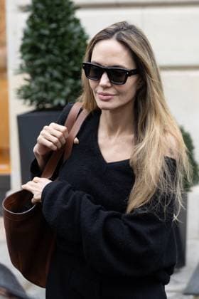 Entertainment Themen der Woche KW50 Entertainment Bilder des Tages Angelina Jolie leaves her hotel with her daughter Zahara to go to the set of her latest film Stitches in Paris Angelina Jolie leaves her hotel with her daughter Zahara to go to the set of her latest film Stitches in Paris on December 11, 2024 Cyril Moreau Bestimage Angelina Jolie leaves her hotel with her daughter Zahara to go to the set of her latest film Stitches in Paris on December 11, 2024 Paris France  Copyright: xCYRILxMOREAUx xBESTIMAGExCYRILxMOREAUx xBESTIMAGEx